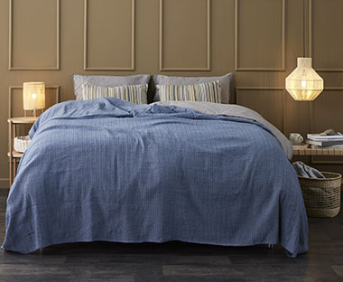 Modrá prikrývka na posteli