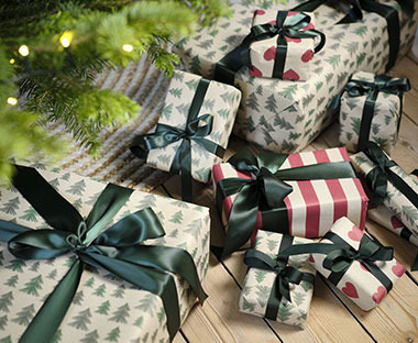 Vianočné darčeky pod stromčekom