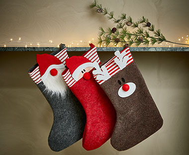 Vianočné ponožky zavesené na polici