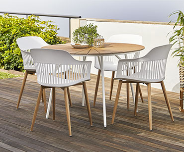 Stôl s bielymi stoličkami na terase