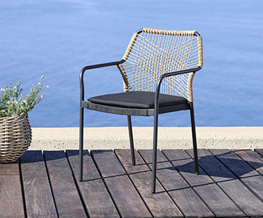 Čierna stolička s pleteným operadlom