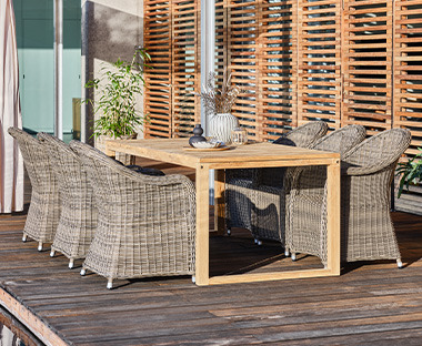 Hnedý obdĺžnikový záhradný stôl so stoličkami na terase