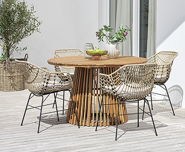 Hnedý drevený okrúhly stôl so štyrmi záhradnými stoličkami